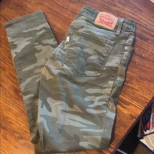 711 Skinny Levi’s cammo jeans
